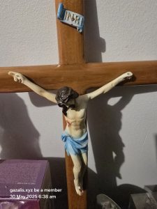 Crucifix with blue-clothed figure, "INRI" sign above; text below shows date, time, web address.